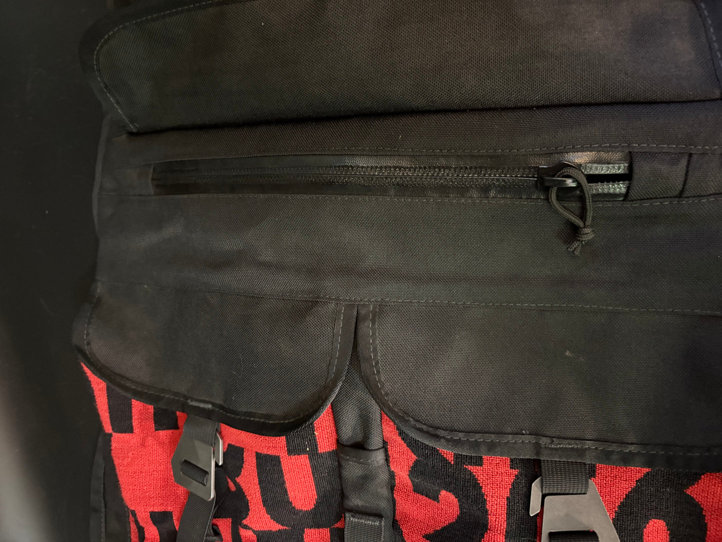 Chrome Ivan Messenger Backpack Black/Red