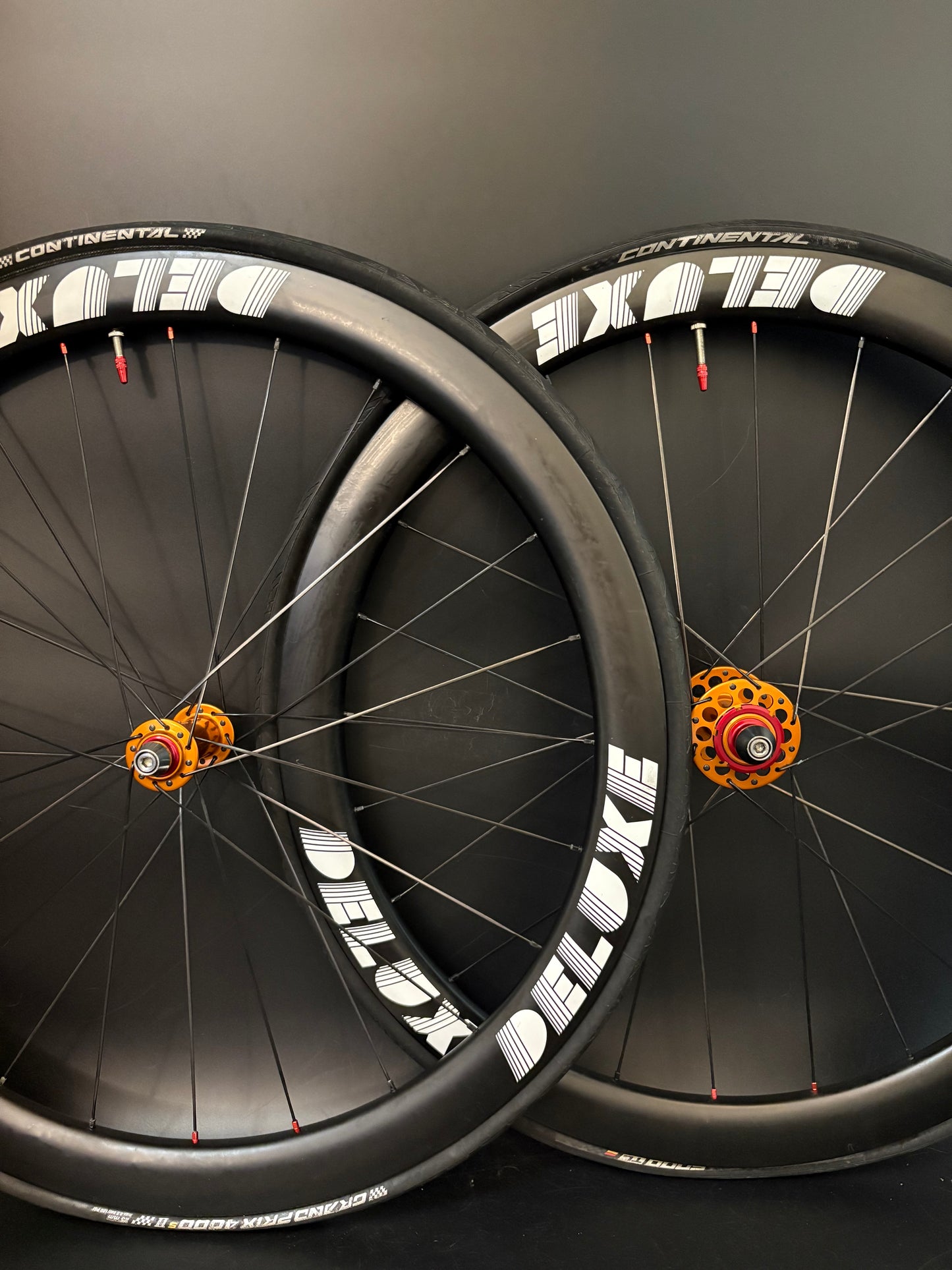 Deluxe White Logo 45mm Carbon / Mack LF + HF Wheelset Orange 24h