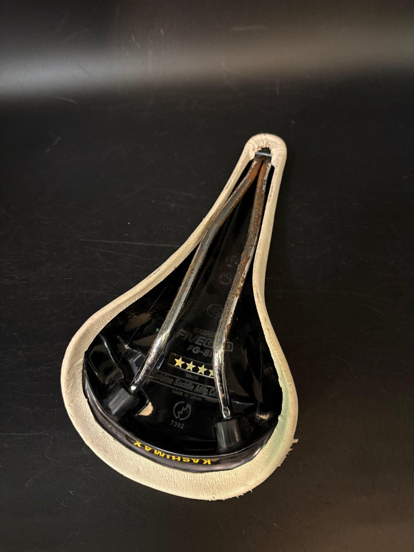 Kashimax Five Gold NJS Saddle White 30mm Rails