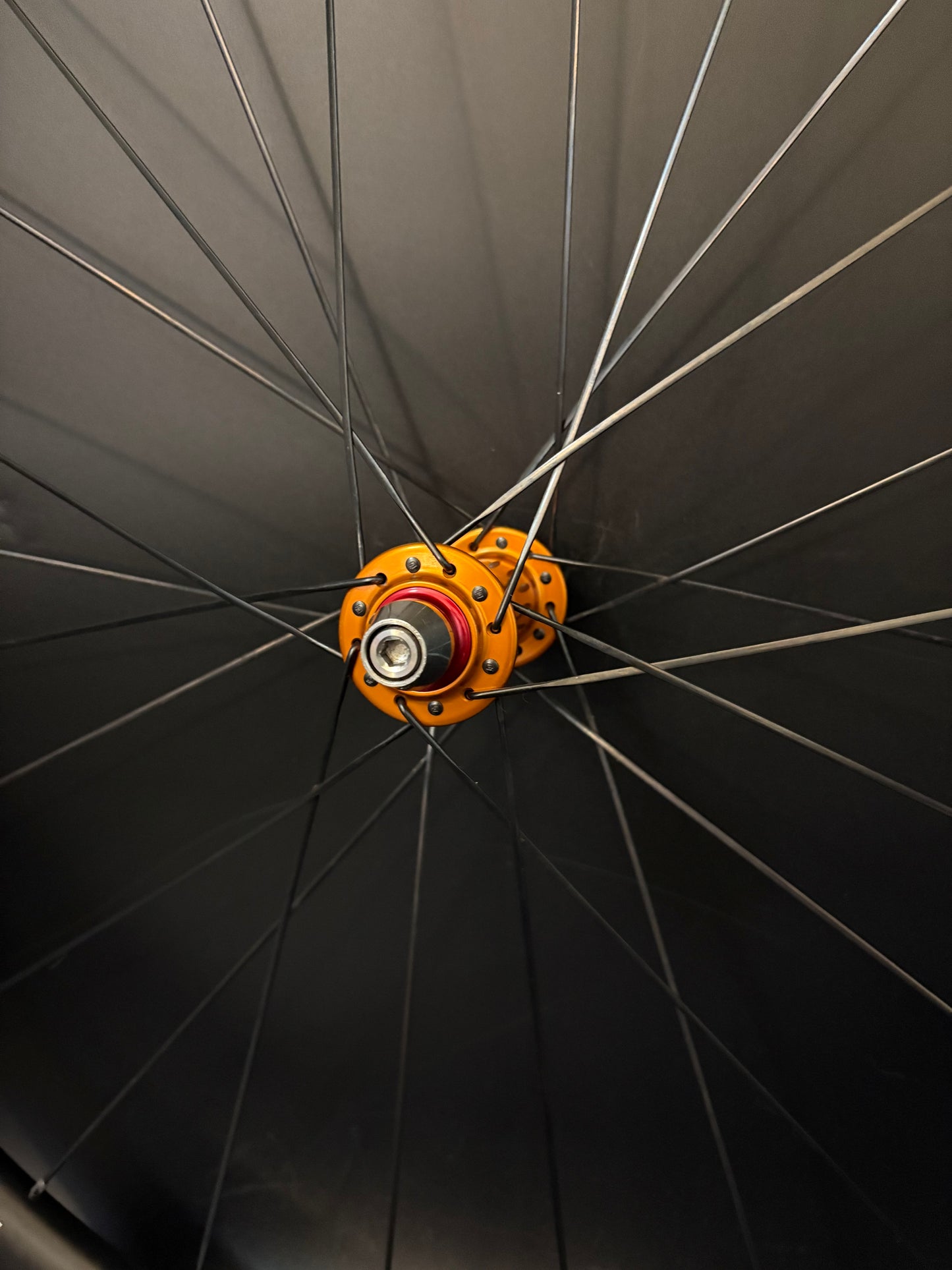 Deluxe White Logo 45mm Carbon / Mack LF + HF Wheelset Orange 24h