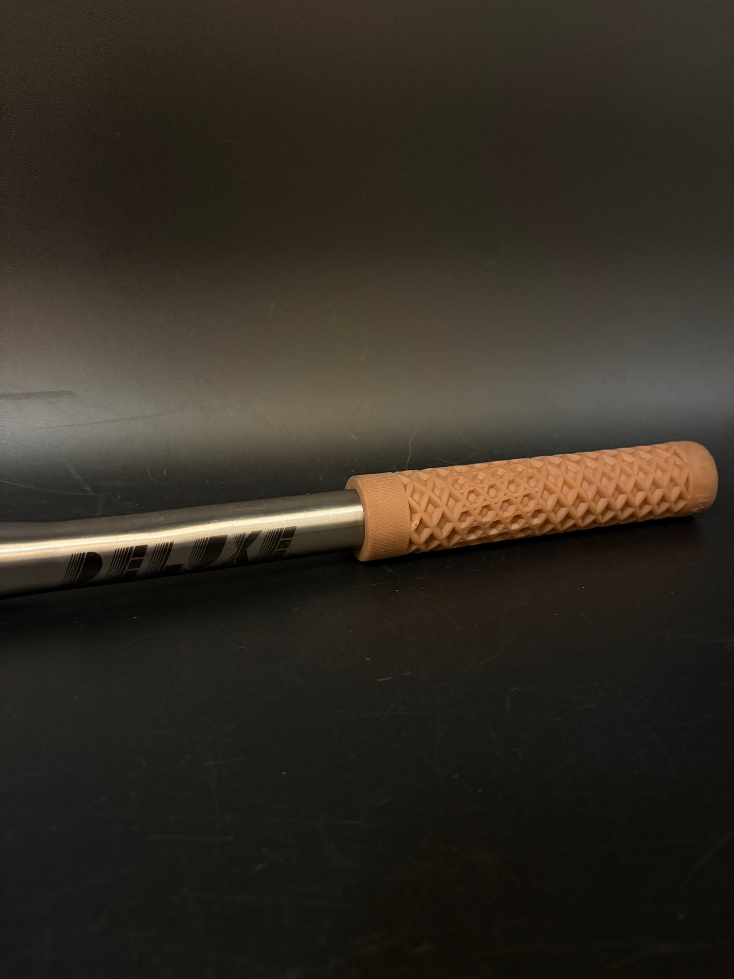Deluxe Flat Handlebar Ti 690mm 31.8