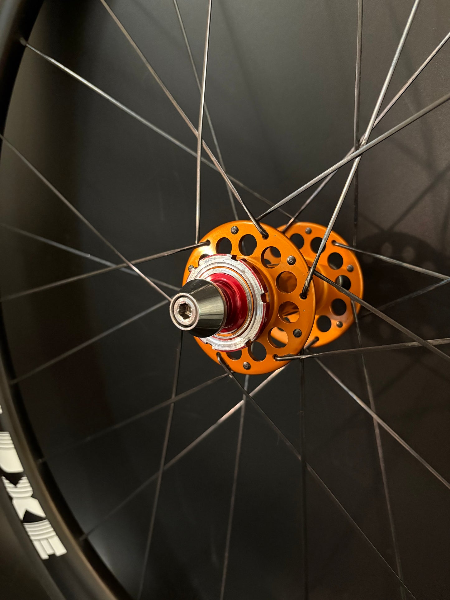 Deluxe White Logo 45mm Carbon / Mack Hubs Wheelset Orange 24h