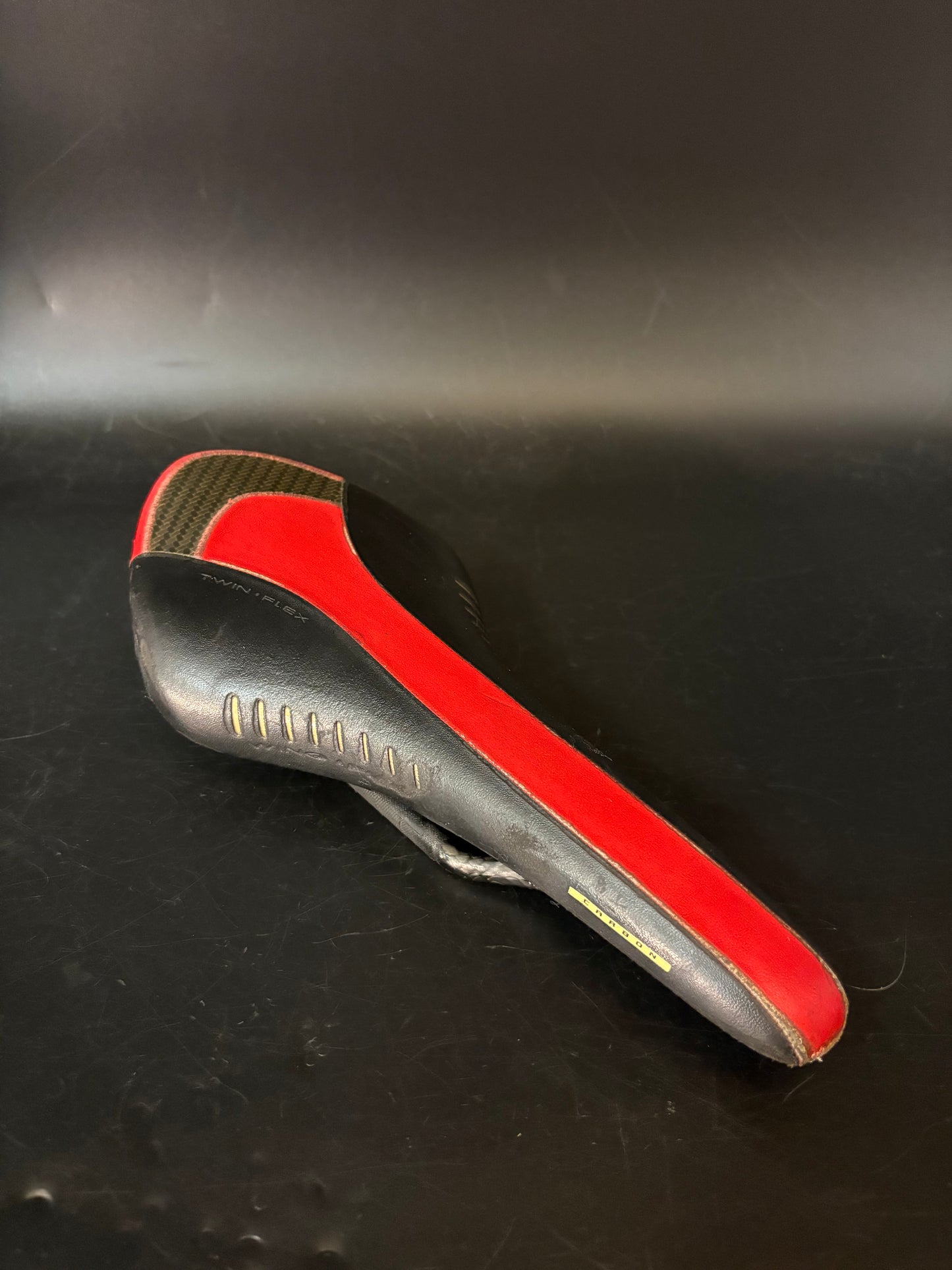 Fizik Arione Saddle Black/Red Carbon
