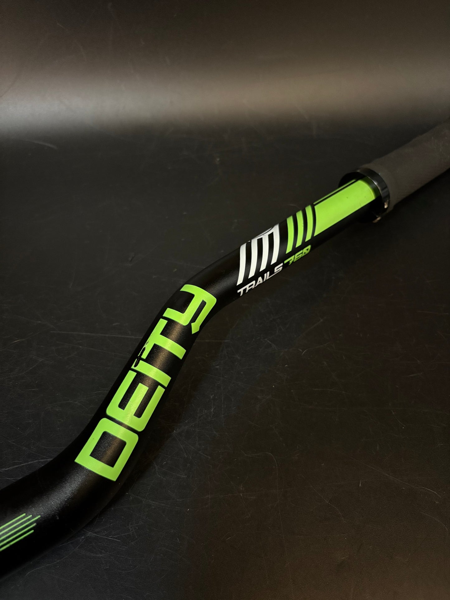 Deity Trails 760 Riser Handlebar Black/Green 760mm 31.8