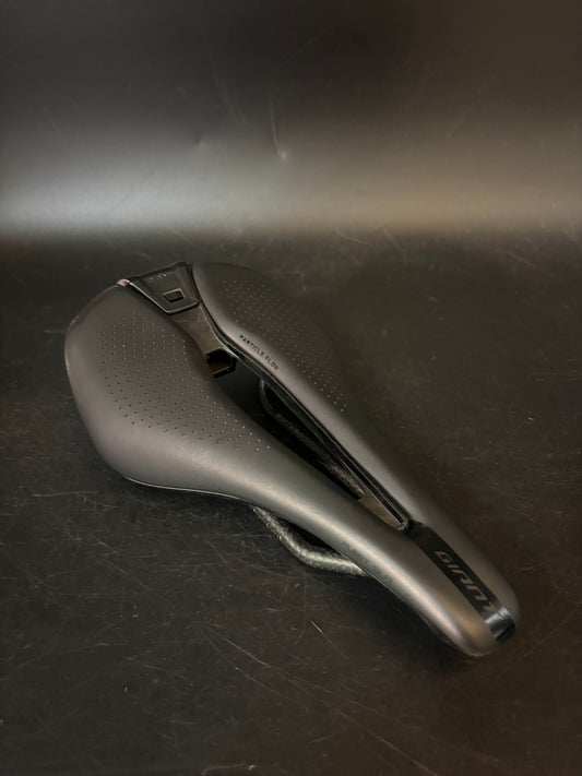 Giant Fleet SLR Saddle Black 145mm Carbon w/ Light