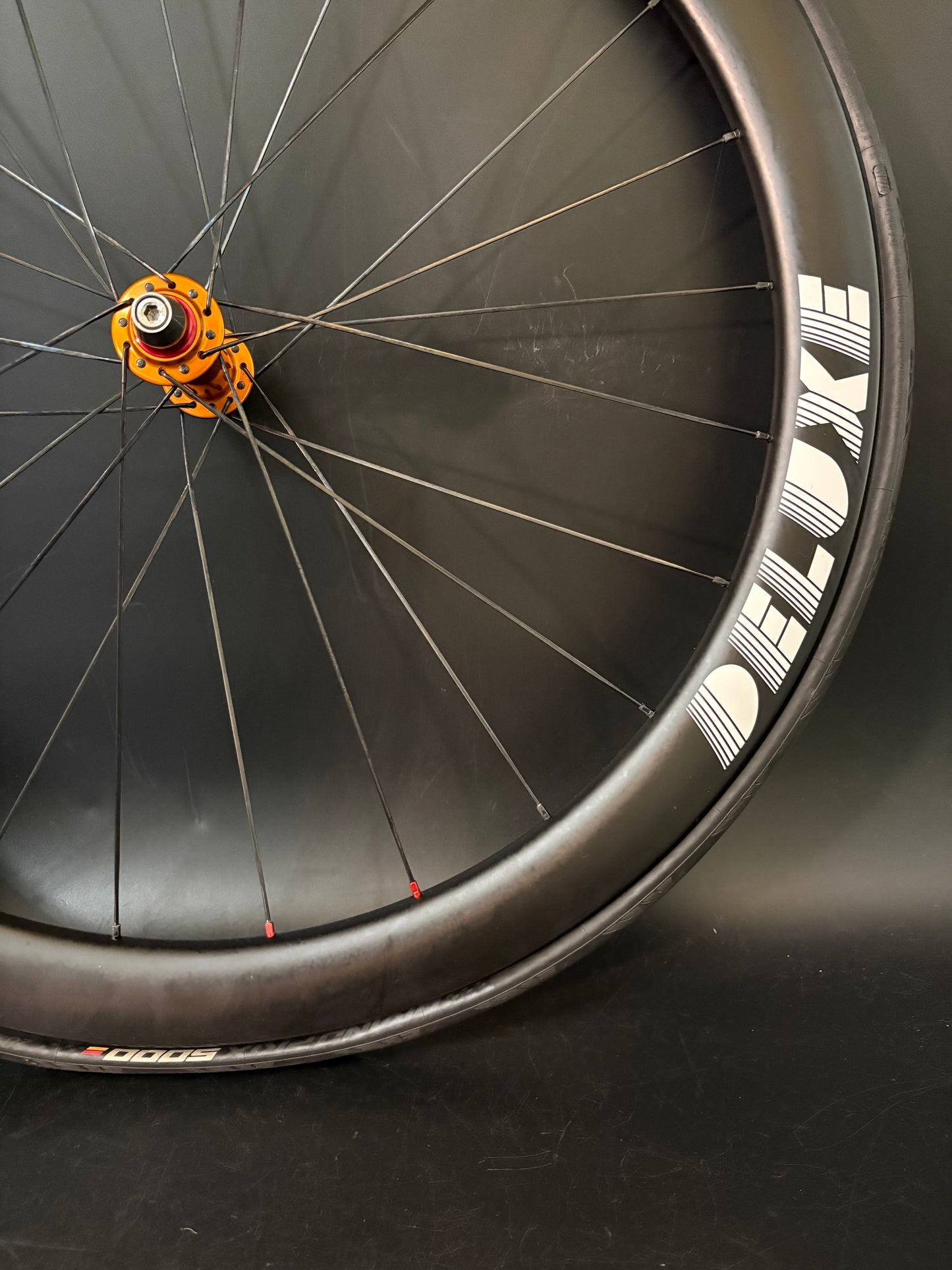 Deluxe White Logo 45mm Carbon / Mack Hubs Wheelset Orange 24h