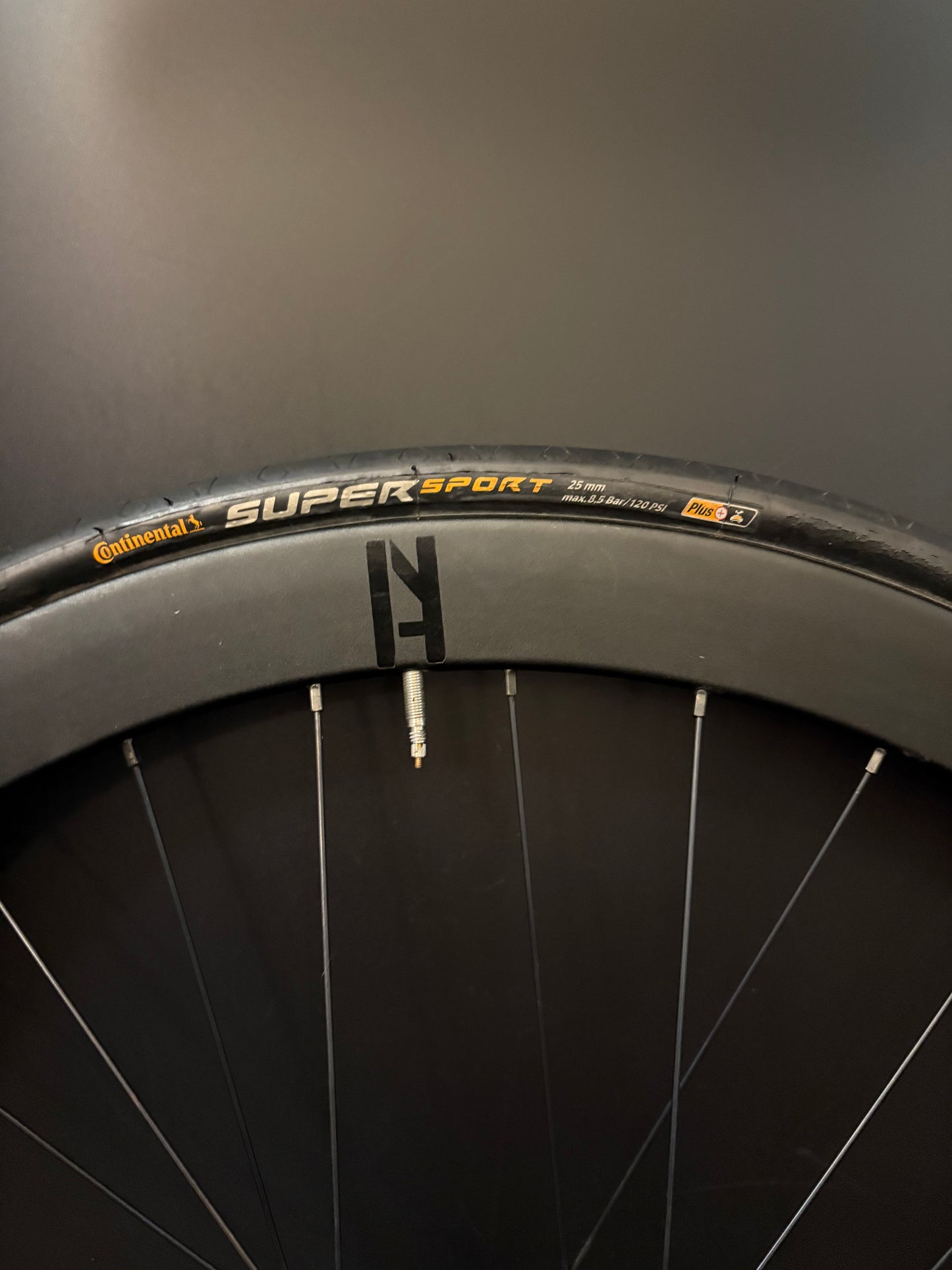 H Plus Son Formation Face + SL42 Black / Origin 8 Wheelset 32h