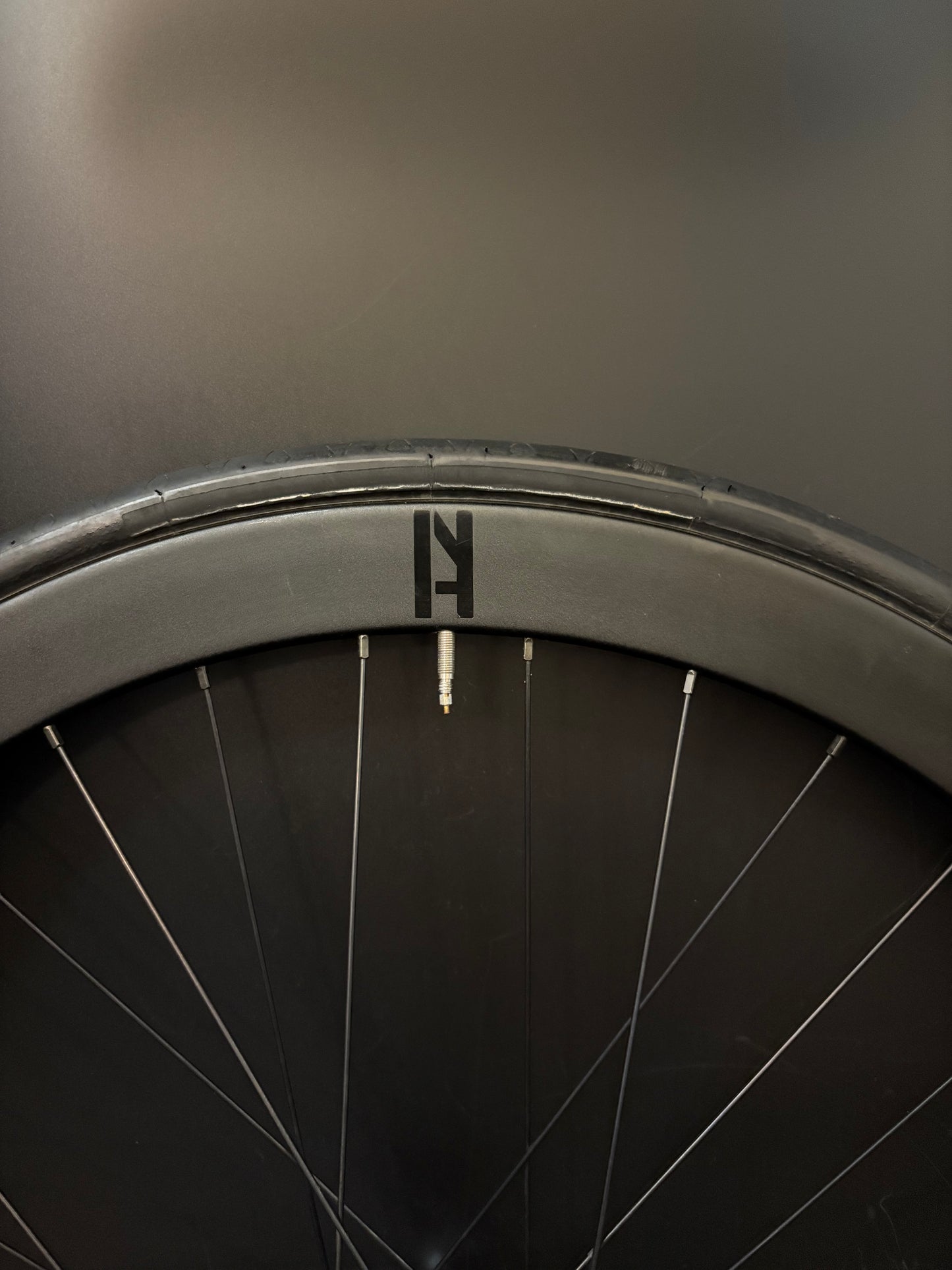 H Plus Son Formation Face + SL42 Black / Origin 8 Wheelset 32h