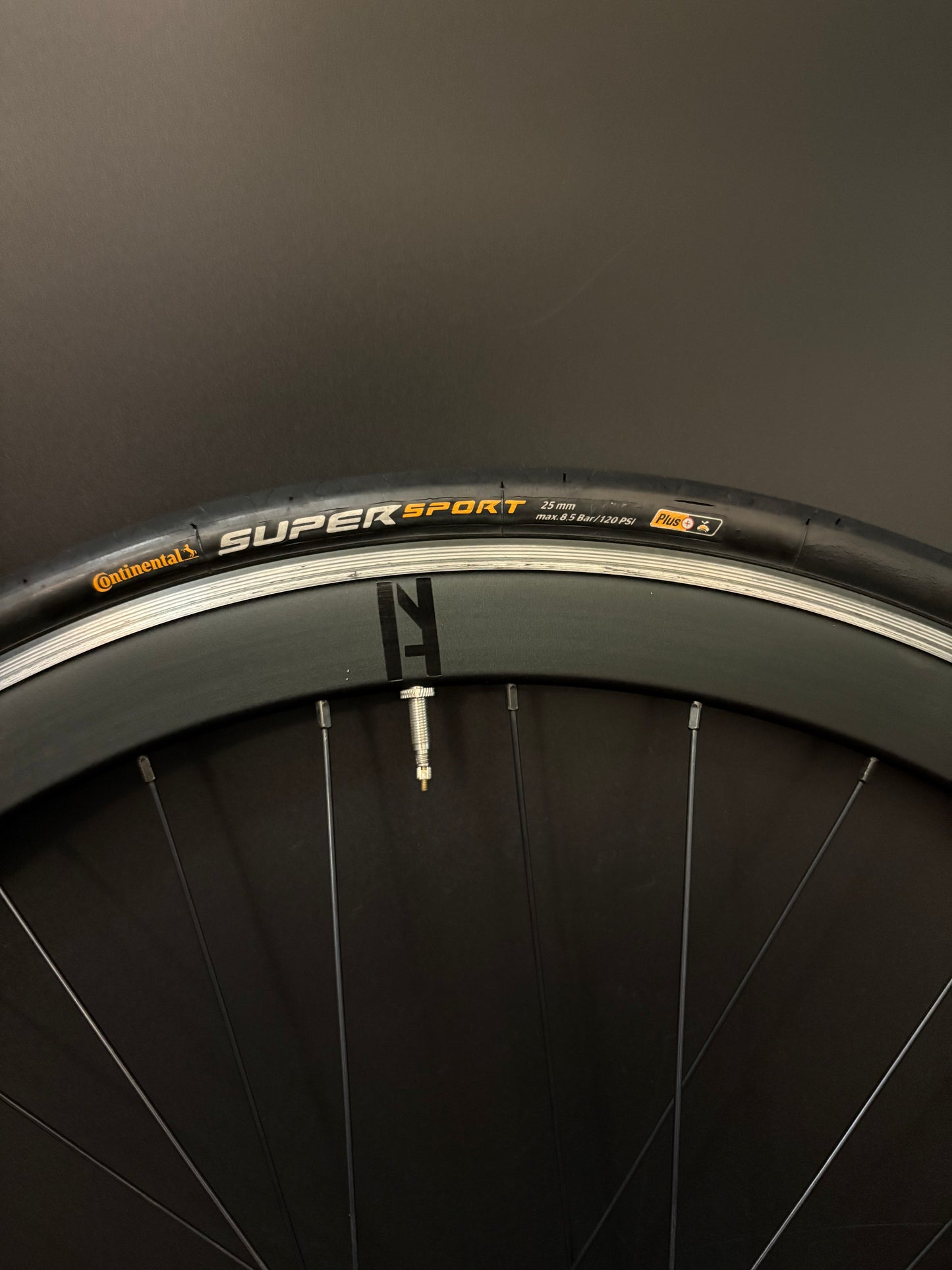 H Plus Son Formation Face + SL42 Black / Origin 8 Wheelset 32h