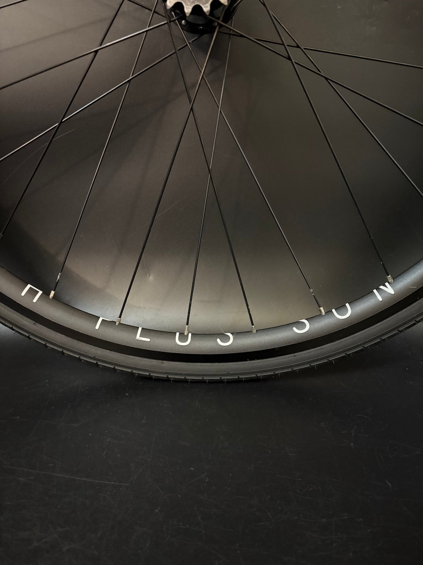 H Plus Son Archetype Black / Spike Hubs Wheelset 28h