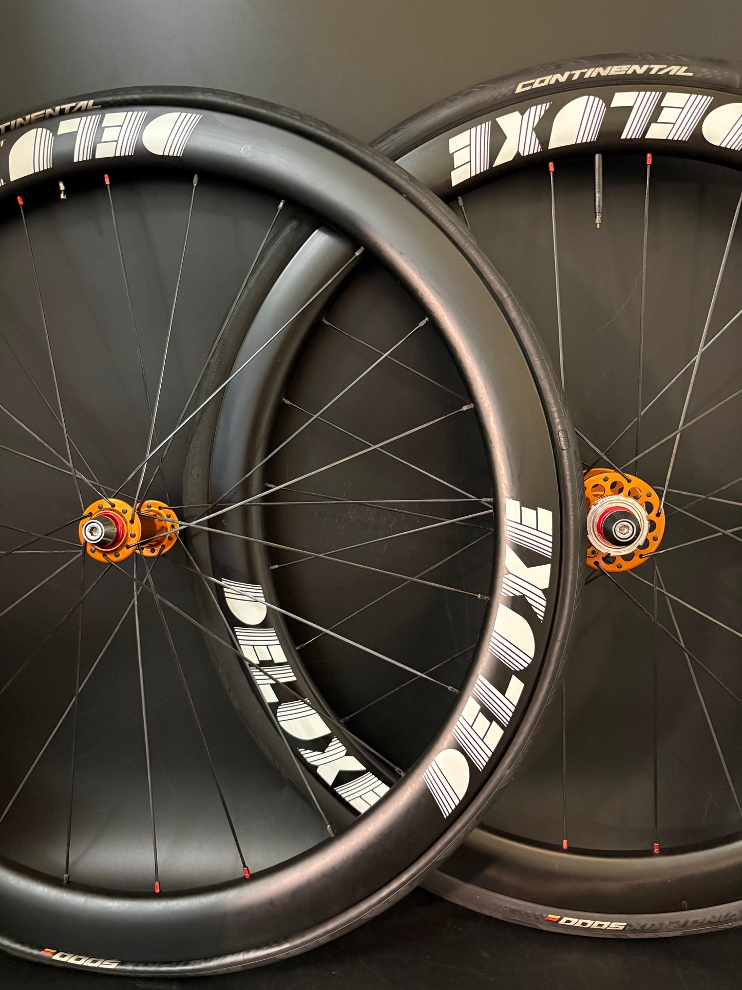 Deluxe White Logo 45mm Carbon / Mack Hubs Wheelset Orange 24h