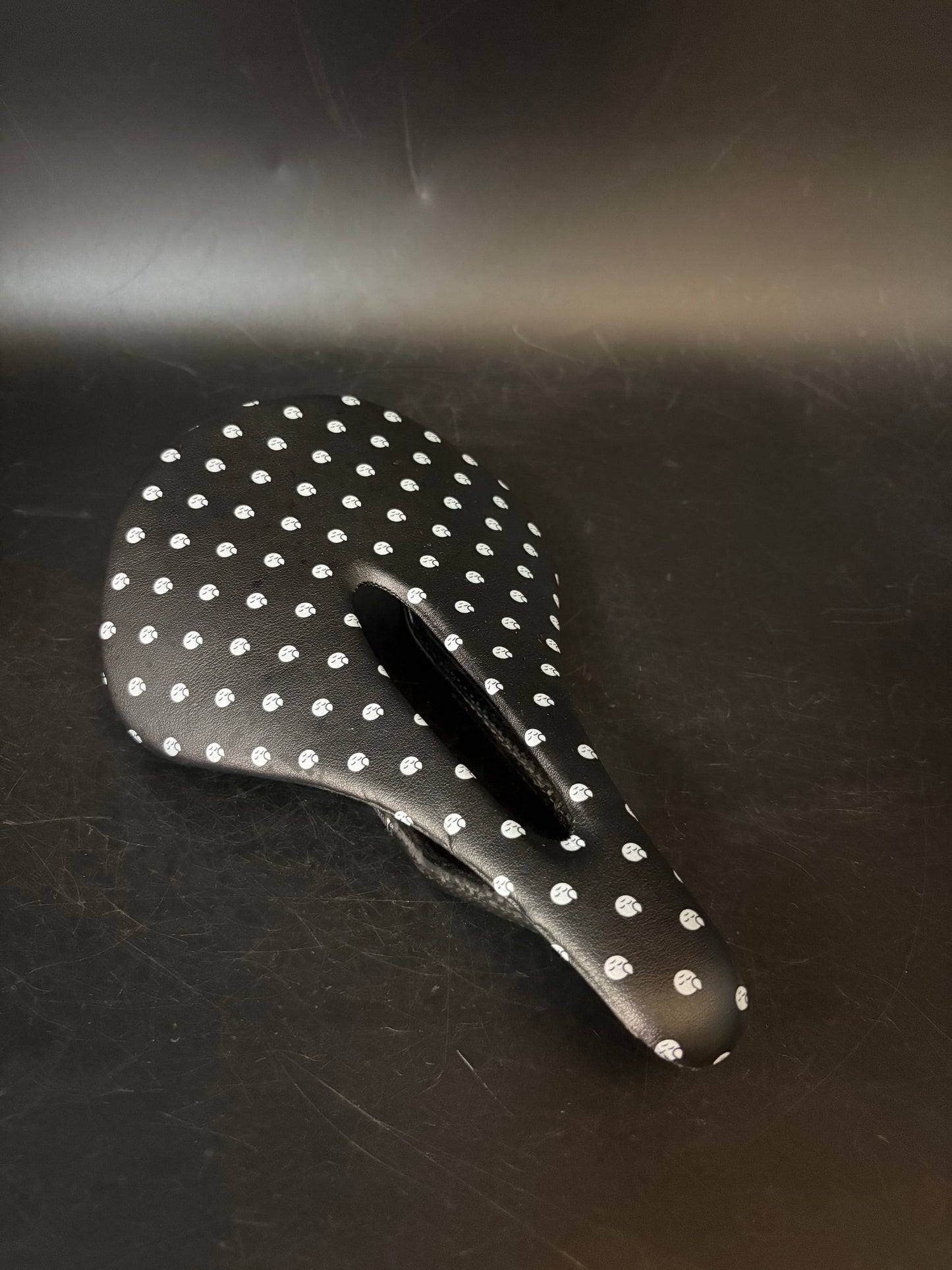 God & Famous Paincave Saddle Carbon