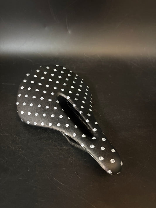 God & Famous Paincave Saddle Carbon