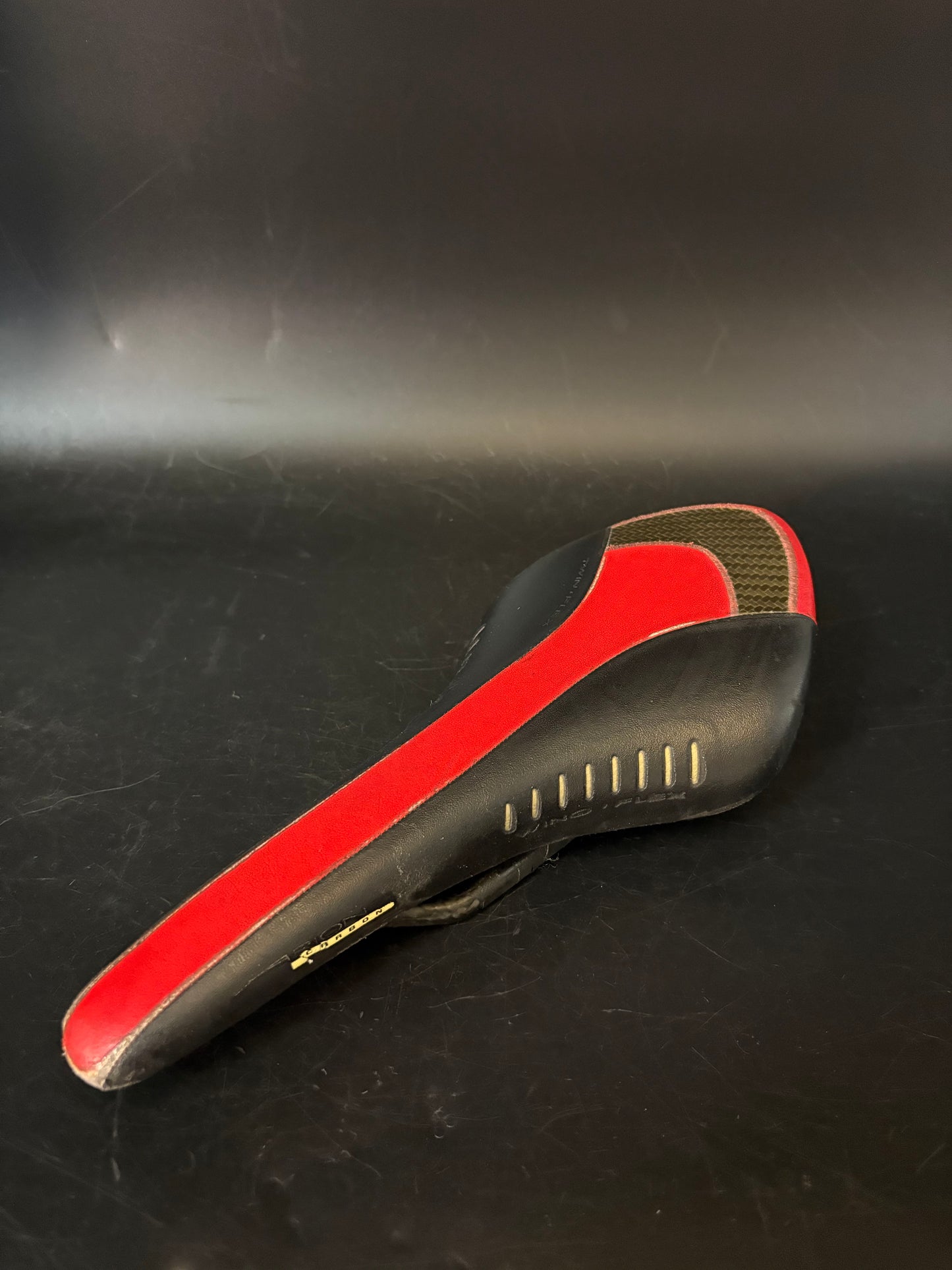 Fizik Arione Saddle Black/Red Carbon