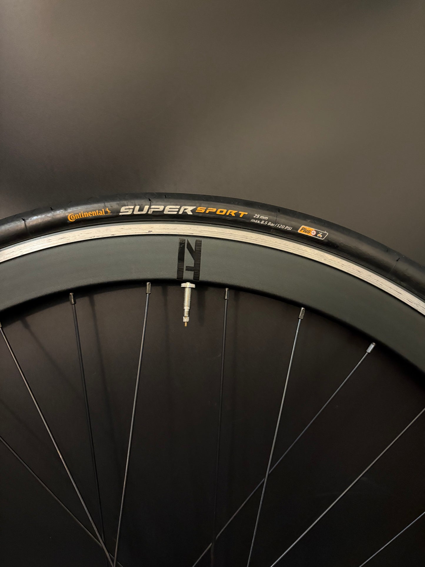 H Plus Son Formation Face + SL42 Black / Origin 8 Wheelset 32h