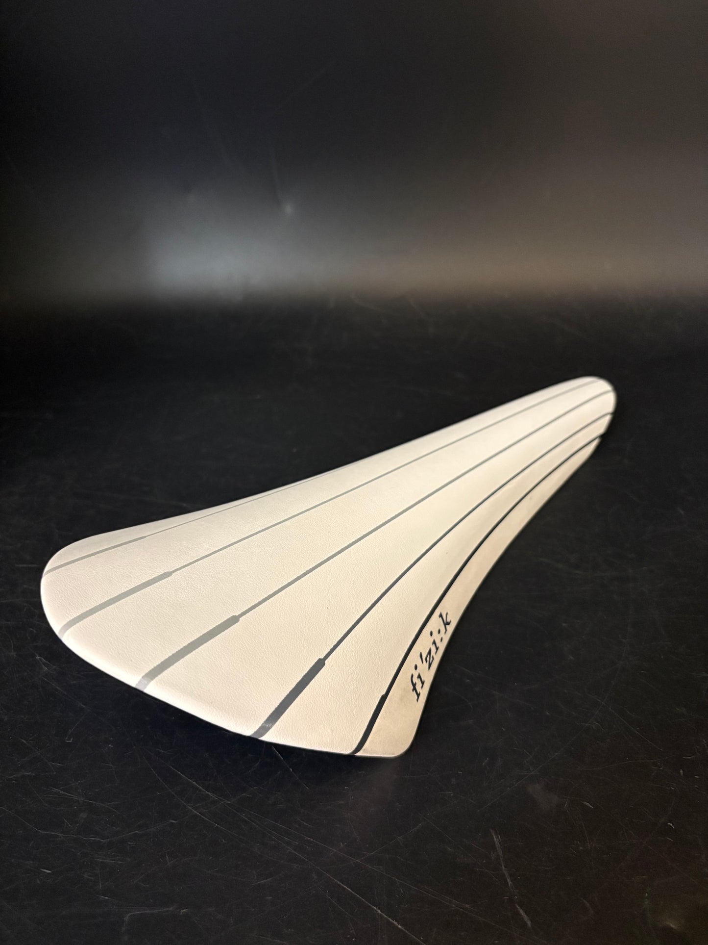 Fizik Volta Saddle White