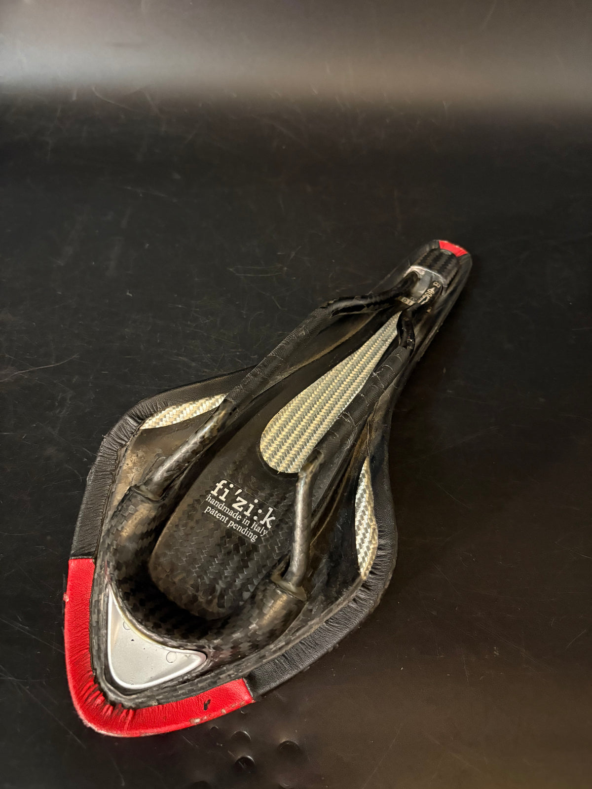 Fizik Arione Saddle Black/Red Carbon