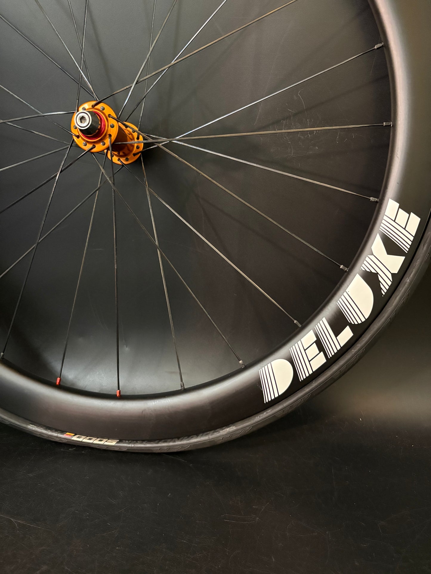Deluxe White Logo 45mm Carbon / Mack Hubs Wheelset Orange 24h