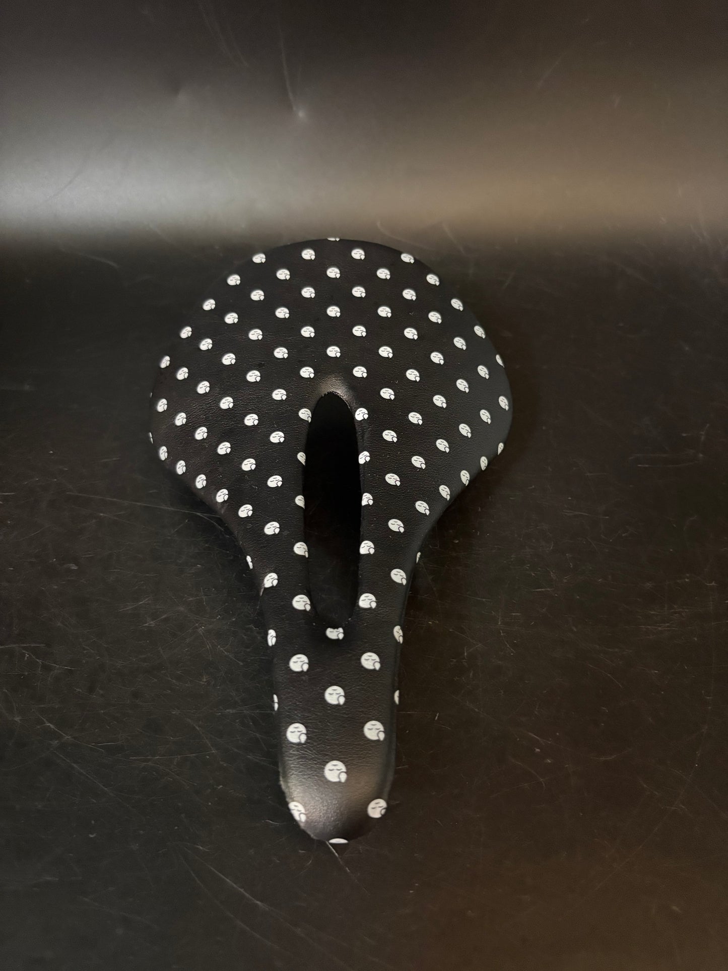God & Famous Paincave Saddle Carbon
