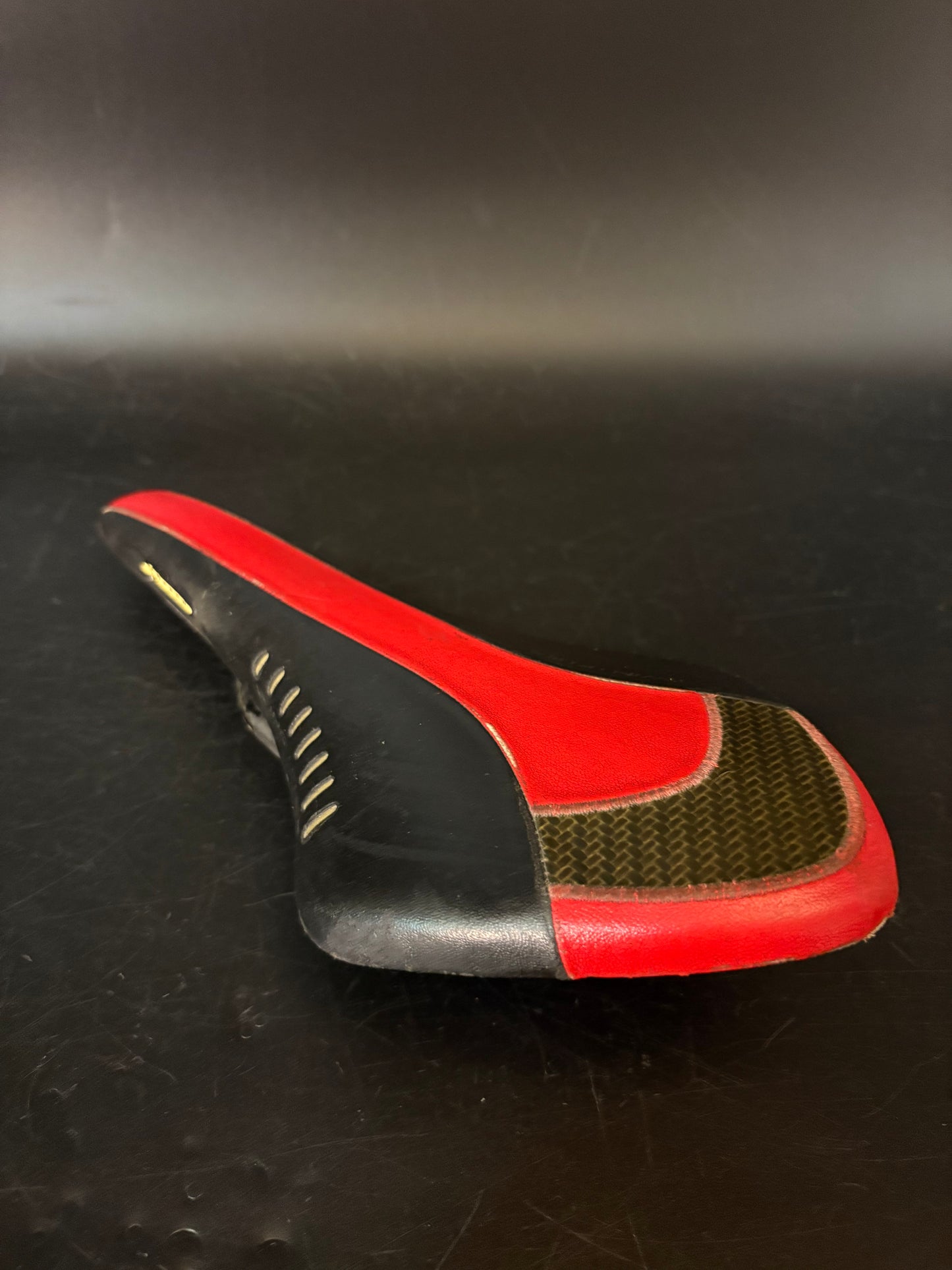 Fizik Arione Saddle Black/Red Carbon