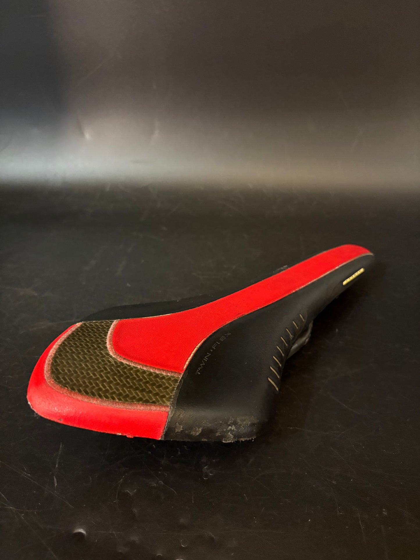 Fizik Arione Saddle Black/Red Carbon