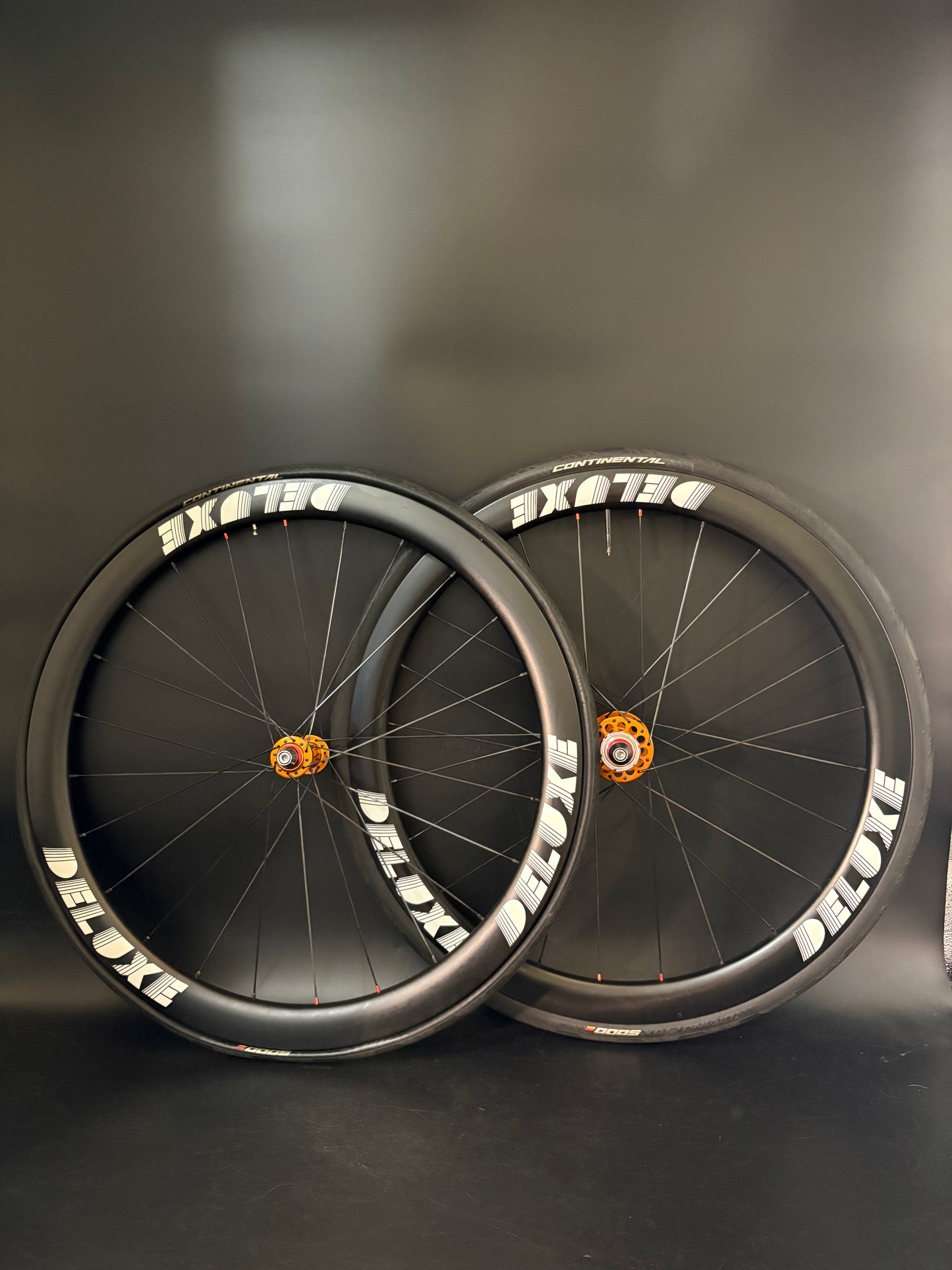 Deluxe White Logo 45mm Carbon / Mack Hubs Wheelset Orange 24h