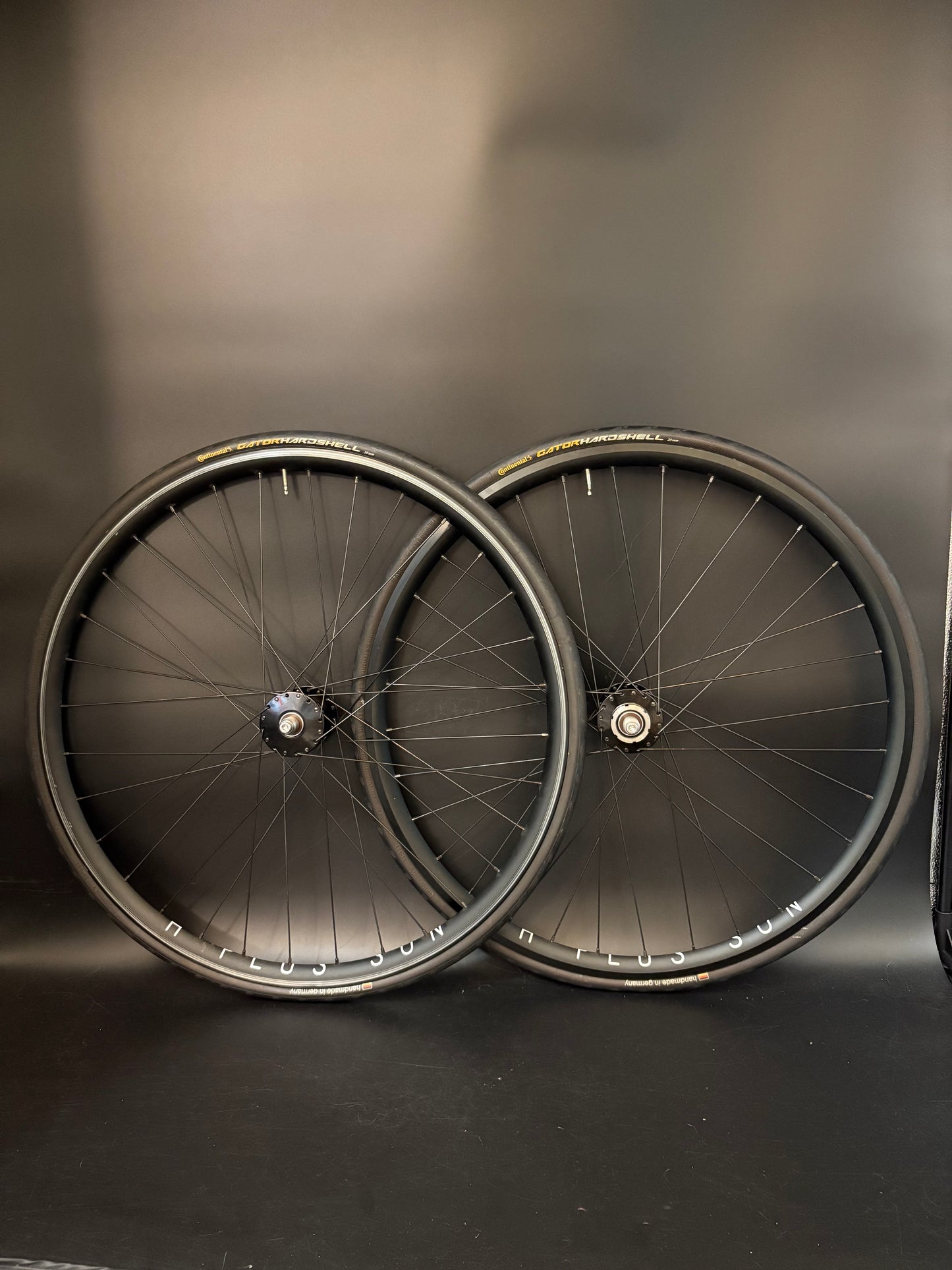 H Plus Son Archetype / Phil Wood HF Black Wheelset 32h