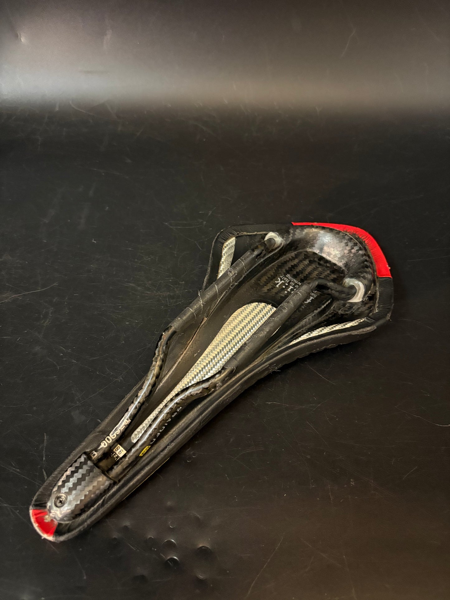 Fizik Arione Saddle Black/Red Carbon