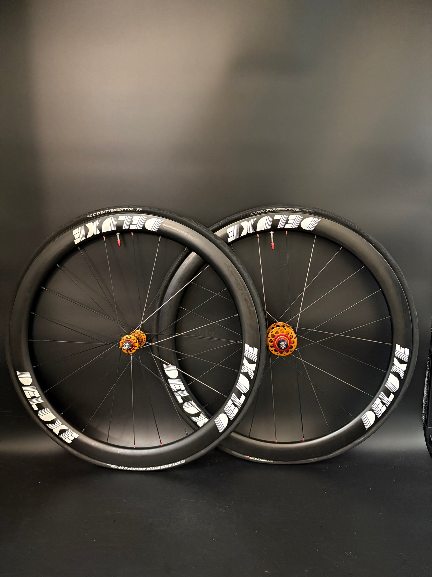 Deluxe White Logo 45mm Carbon / Mack LF + HF Wheelset Orange 24h