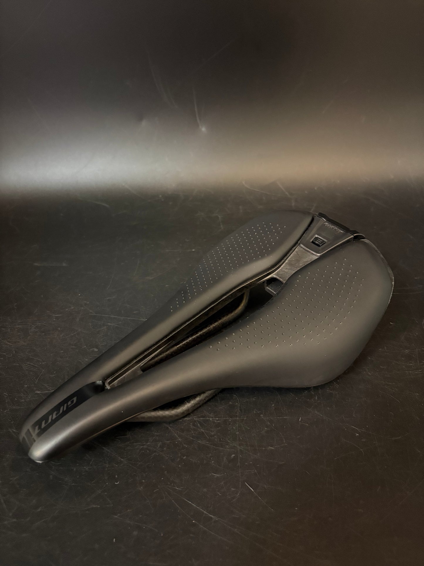 Giant Fleet SLR Saddle Black 145mm Carbon w/ Light