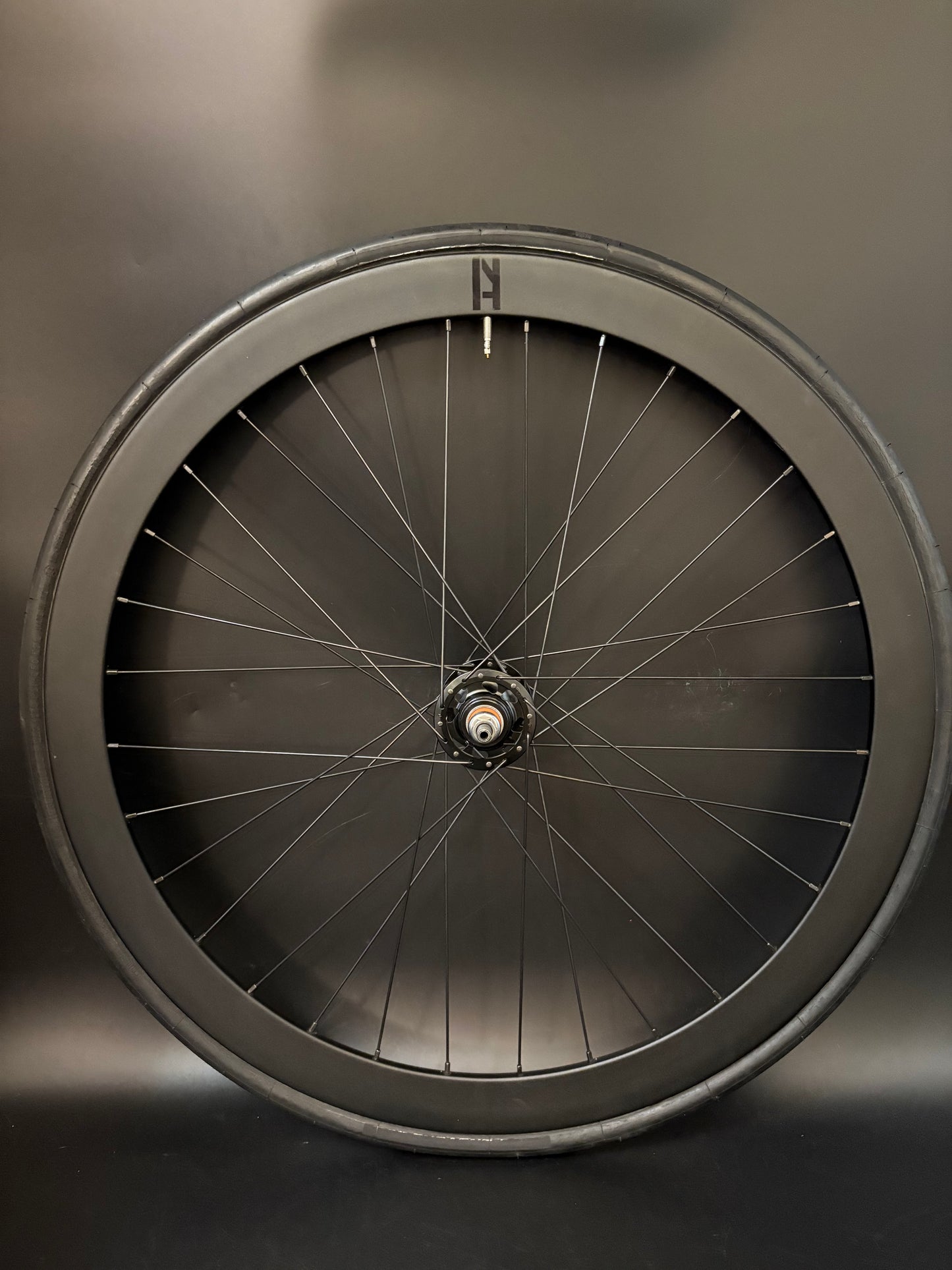 H Plus Son Formation Face + SL42 Black / Origin 8 Wheelset 32h