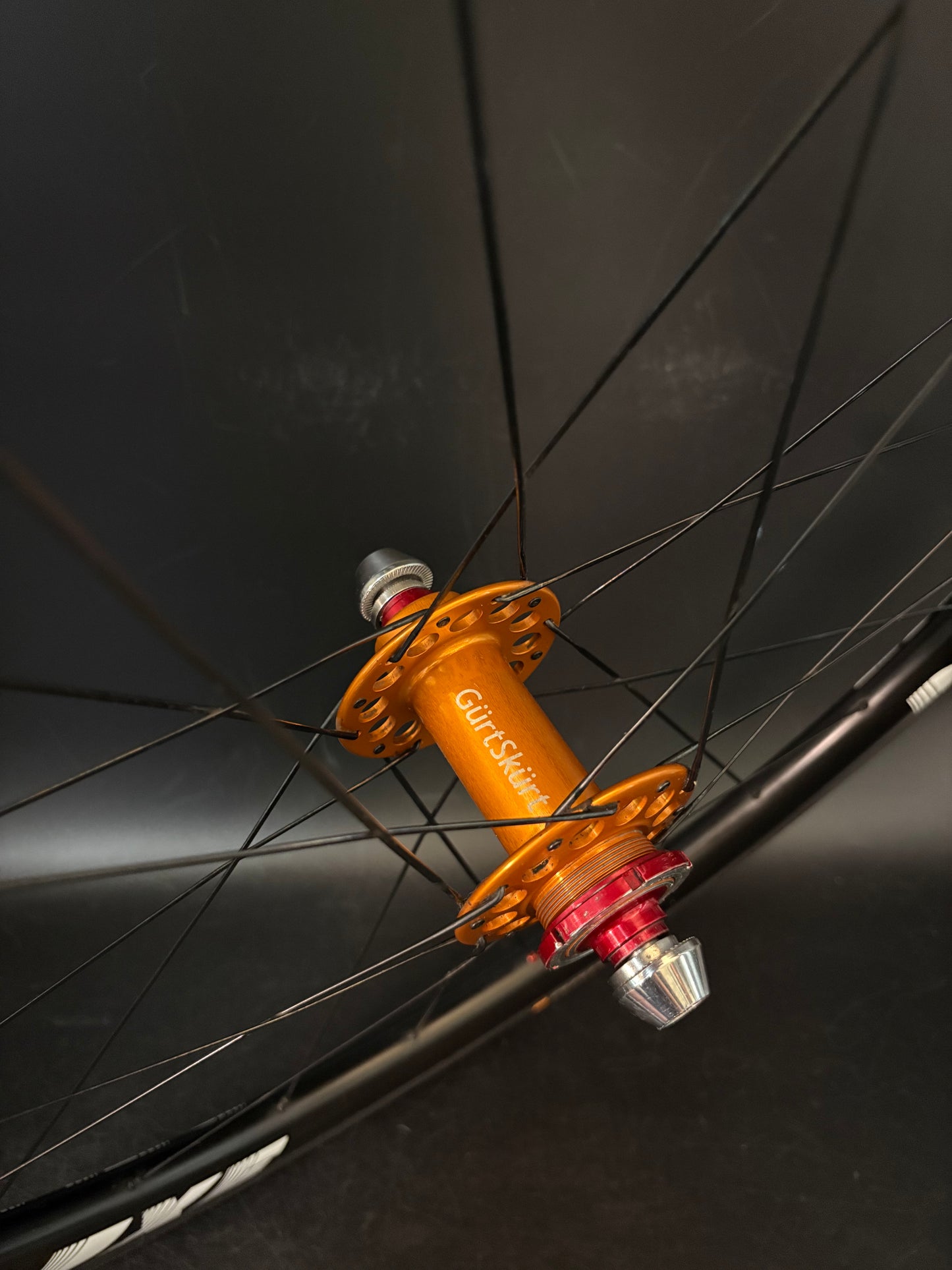 Deluxe White Logo 45mm Carbon / Mack Hubs Wheelset Orange 24h